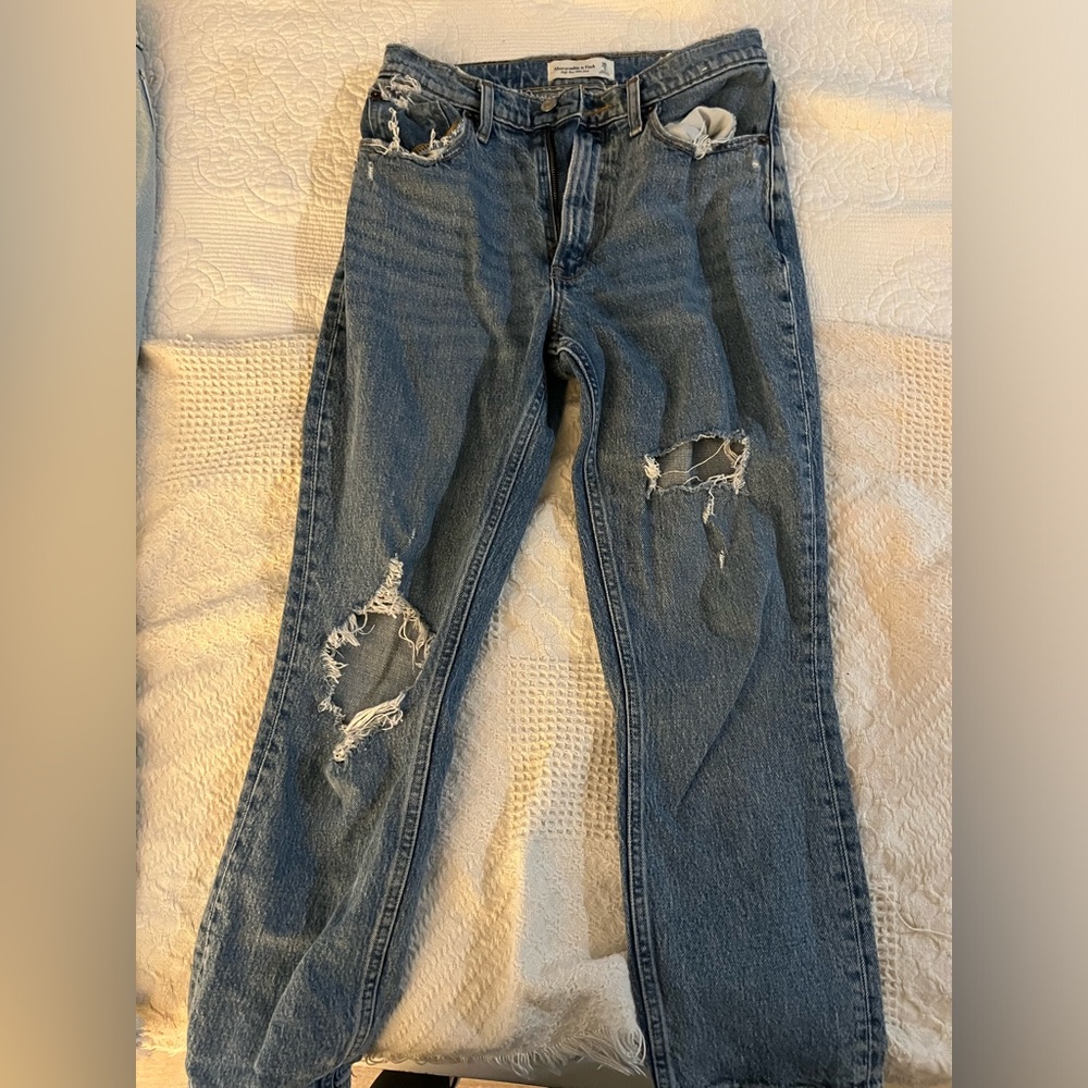 Abercrombie High Rise mom Jean size 2 short.